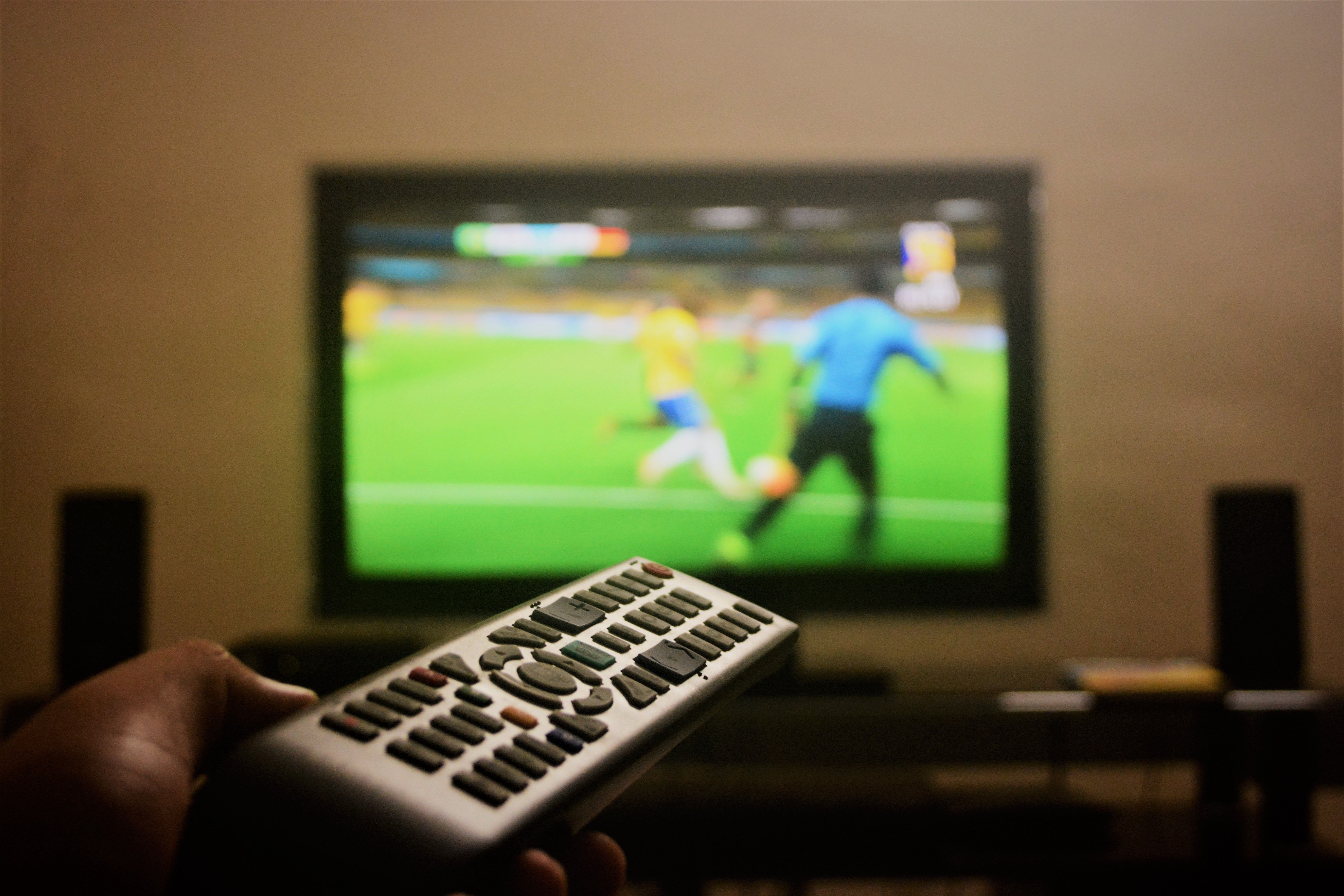 Live-Sport-Übertragung auf einem TV-Bildschirm — Fußball-Match via IPTV